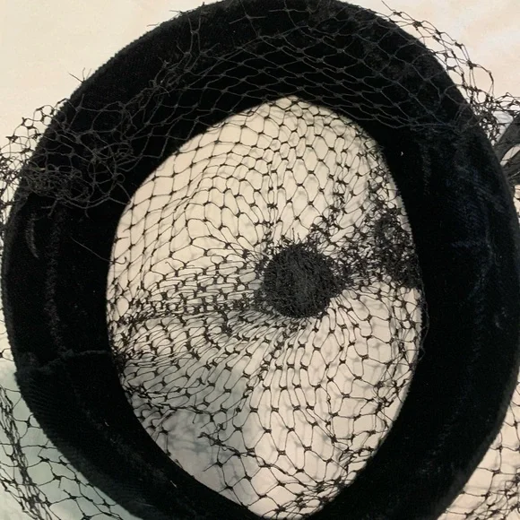 Vintage women’s black velvet headband with mesh veil - Picture 4 of 6